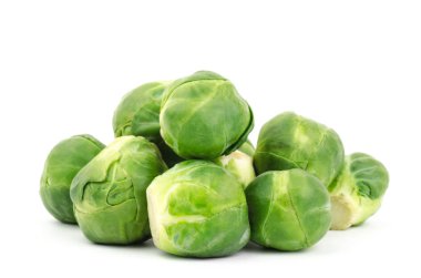 Beyaz arka plan üzerinde taze brussel lahanası