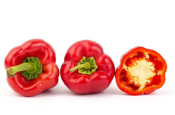 Rode paprika op witte achtergrond — Stockfoto