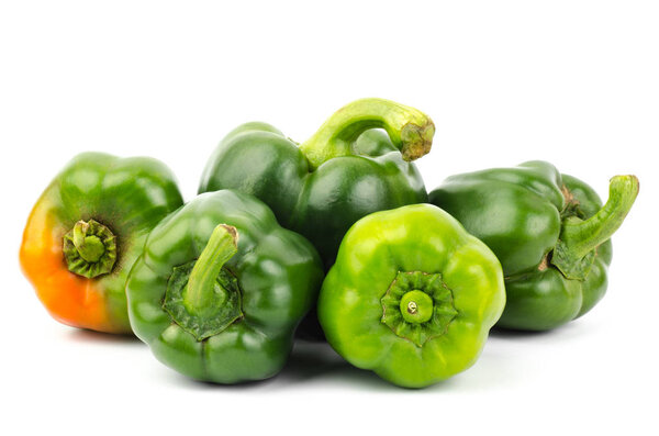 Зеленый перец на белом фоне