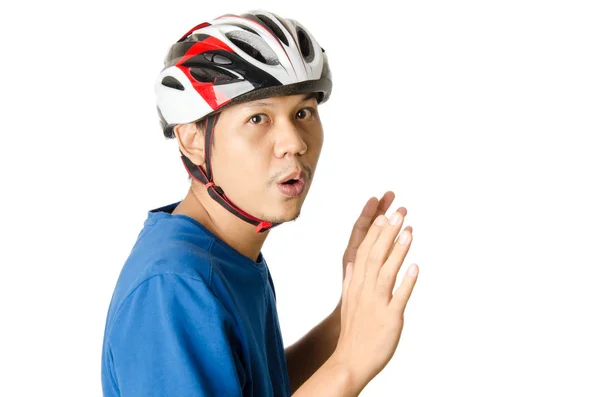 男人戴自行车头盔，把手举起来以防止东西 — 图库照片