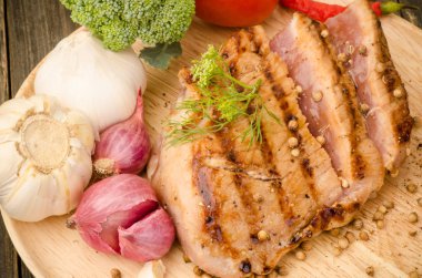 Ahşap plaka üzerinde sebzeli ızgara biftek