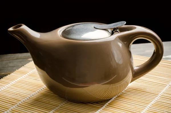Коричневый керамический чайник, горячий чай — стоковое фото