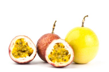 Beyaz arka planda tutku meyvesi