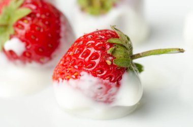 Taze çilek meyve dalış yoğurt