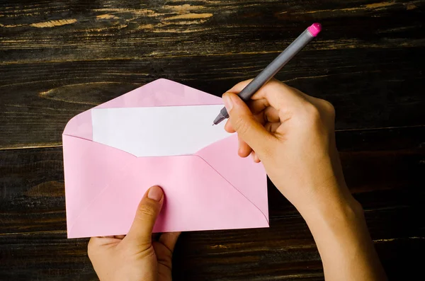 Escribir en blanco tarjeta blanca en un sobre rosa —  Fotos de Stock
