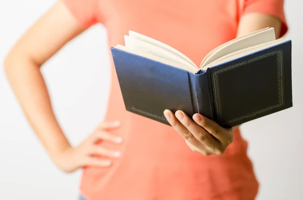 Close up de mulher mão livro aberto para leitura — Fotografia de Stock