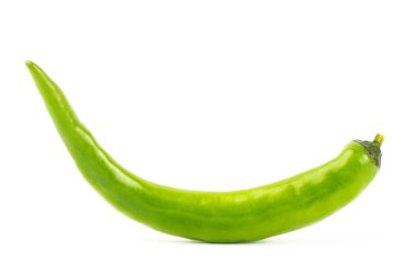 Taze yeşil biber beyaz arkaplanda izole edilmiş.
