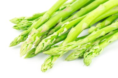 Beyaz arkaplanda taze kuşkonmaz izole edildi