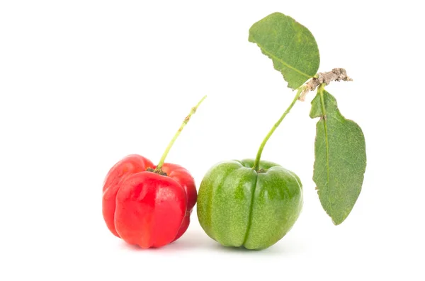 Cereja vermelha e verde Acerola isolada sobre fundo branco — Fotografia de Stock