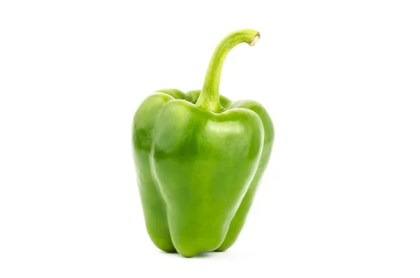 Groene paprika geïsoleerd op witte achtergrond — Stockfoto