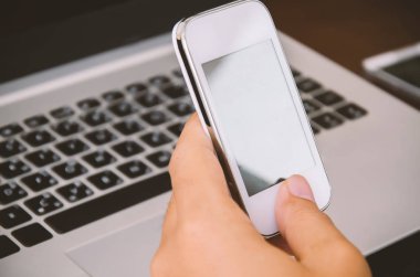 Adam akıllı telefon ve dizüstü iş çalışma için kullanma