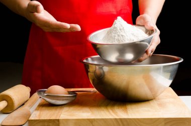 Ekmek pişirme, buğday unu bir kapta hazırlamak