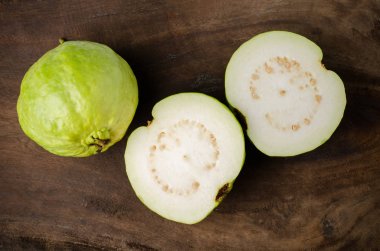 Ahşap arka plan, egzotik meyve taze guava meyve