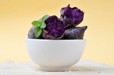 Mor tatlı patates yemek için hazır bir kasede