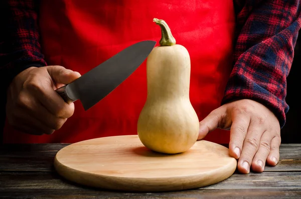 Schneiden von Butternut-Kürbis zum Kochen — Stockfoto