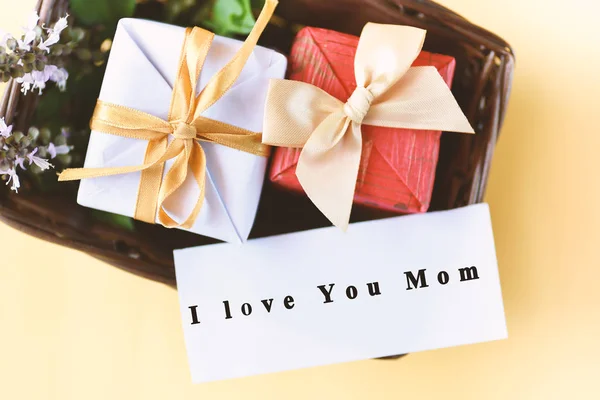 Gift box in basket with I love you mom text on card,Mother's day — Stock Photo, Image