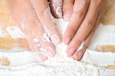 Yemek pişirmek ya da pişirme, gıda içerikler için elenmiş un