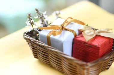 Hediye kutusu ile özel gün vermek için sepet içinde şerit