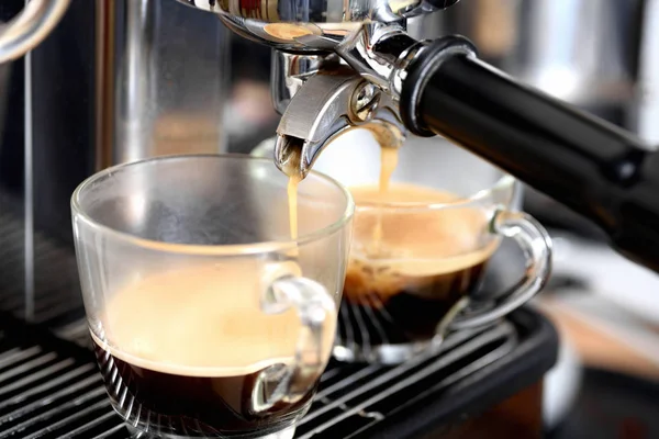 咖啡倒入咖啡机的杯子里 — 图库照片