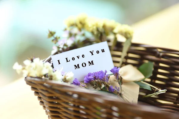 Kwiat z ja kocham Cię Mama tekst na karcie, koncepcja dzień matki — Zdjęcie stockowe