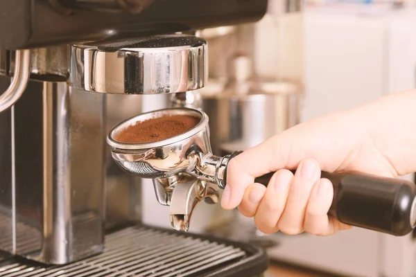 咖啡师制作意式咖啡机的咖啡 — 图库照片
