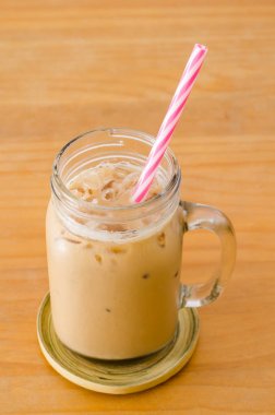 Ahşap masada buzlu kahve.