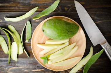 Ahşap plaka yemeye hazır üzerinde yeşil mango