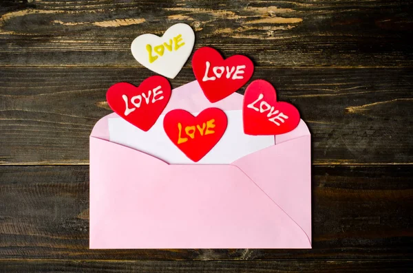 Rosa kuvertet och rött hjärta, inbjudningskort — Stockfoto