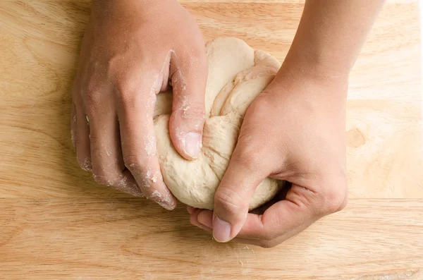 Хлебное тесто вручную — стоковое фото
