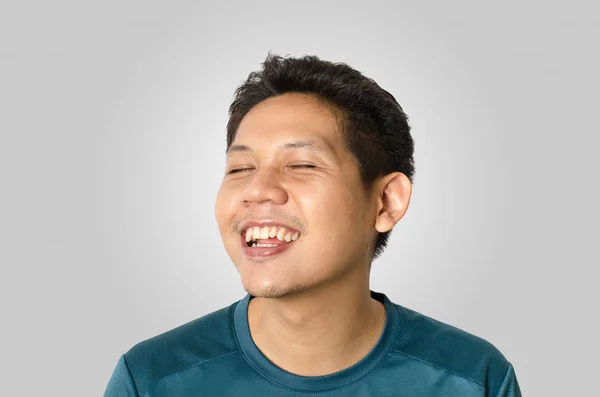 Portrait de l'homme asiatique sourit isolé sur fond gris — Photo