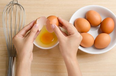 Yumurta sarısını kırmadan çatlama 