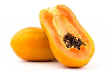 Beyaz arka planda olgun papaya
