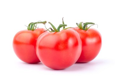 Beyaz arkaplanda taze domatesler