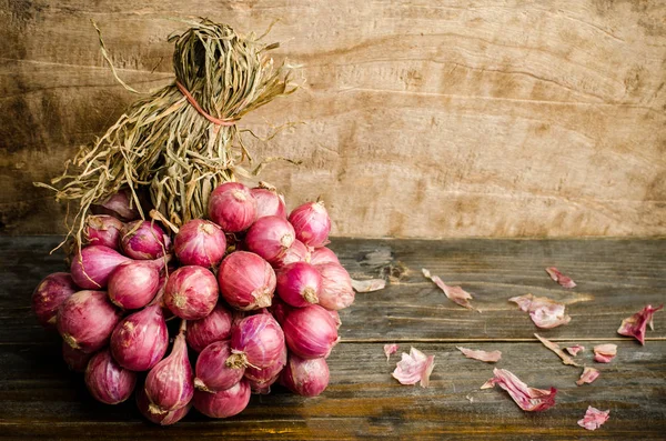 Ahşap arka planda taze soğanlar