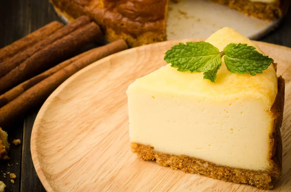 Pedaço de bolo de queijo Newyork em fundo de madeira — Fotografia de Stock