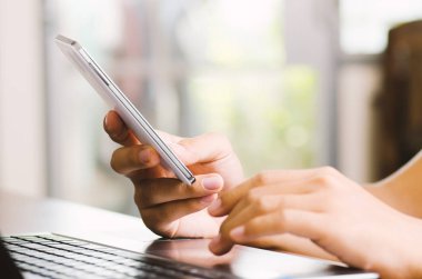 Adam akıllı telefon ve dizüstü iş çalışma için kullanma