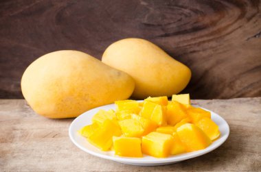 Mango meyve üzerinde beyaz yemek yemek için hazır dilimlenmiş