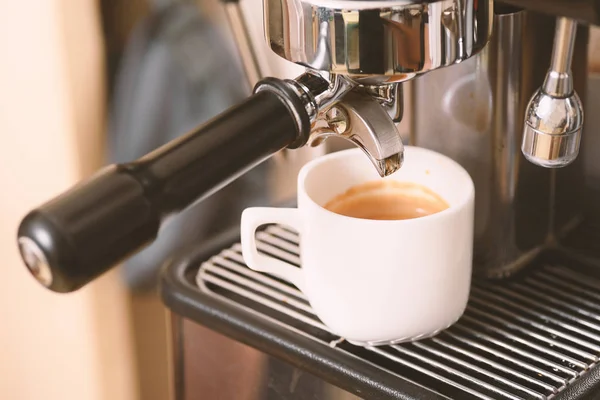 Гаряча кава в чашці з машини еспресо — стокове фото