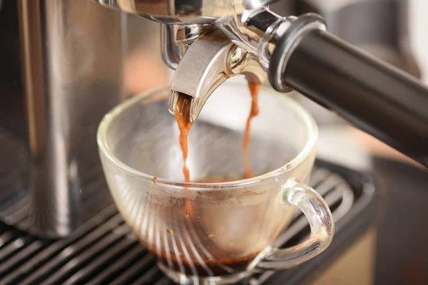 Café fluyendo en una taza de la máquina de café expreso —  Fotos de Stock