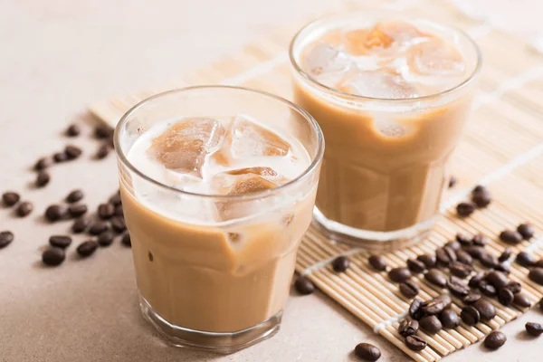 Segelas kopi es dengan biji kopi — Stok Foto