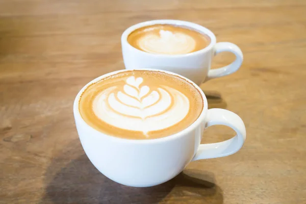 Taza de café arte latte en mesa de madera —  Fotos de Stock