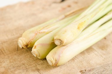 ahşap zemin üzerine Limon otu