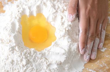 Unu karıştırma yumurta sarısı dökme 