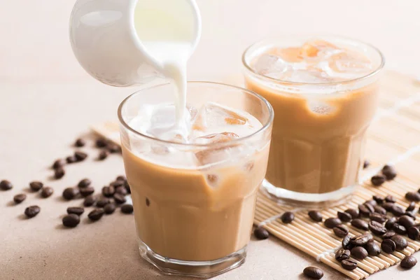 Menuang susu segar ke kopi — Stok Foto