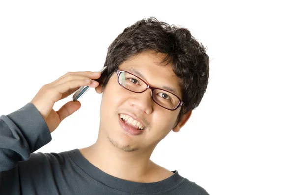 Asiatique homme parle sur téléphone intelligent isolé sur fond blanc — Photo