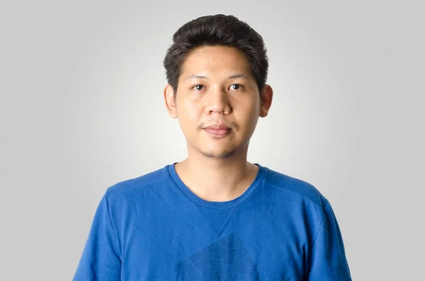 Porträtt av asiatiska mannen (thailändska mannen) isolerade på grå bakgrund — Stockfoto