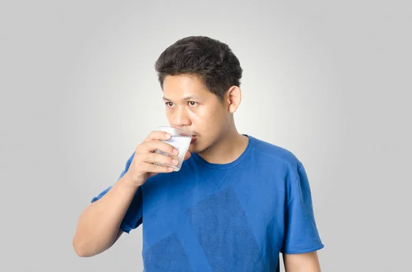 Asiatique homme boire de l'eau isolé sur fond gris — Photo