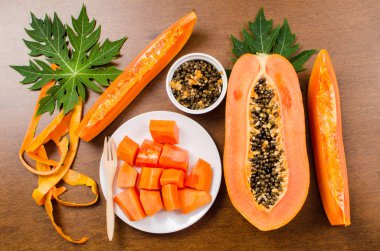 Tahta arka planda olgun papaya meyvesi