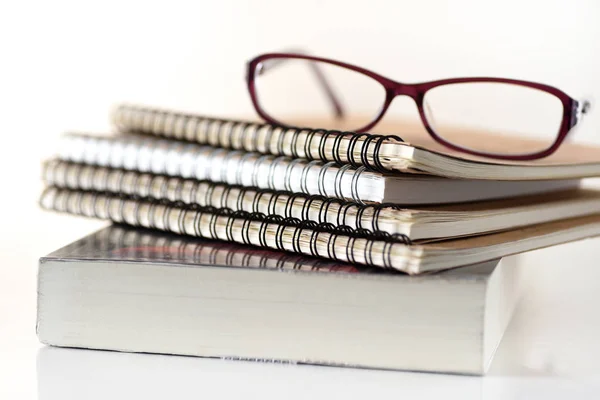 Livro e óculos sobre fundo branco — Fotografia de Stock