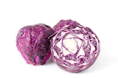 beyaz arkaplanda mor lahana